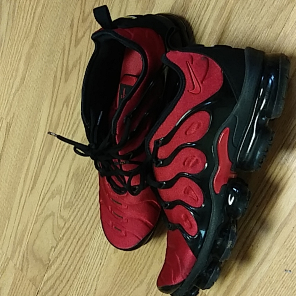 New red Air vapor max plus